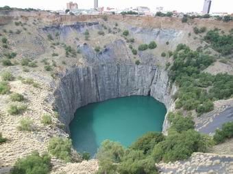 南非著名的钻石矿坑——金伯利矿坑