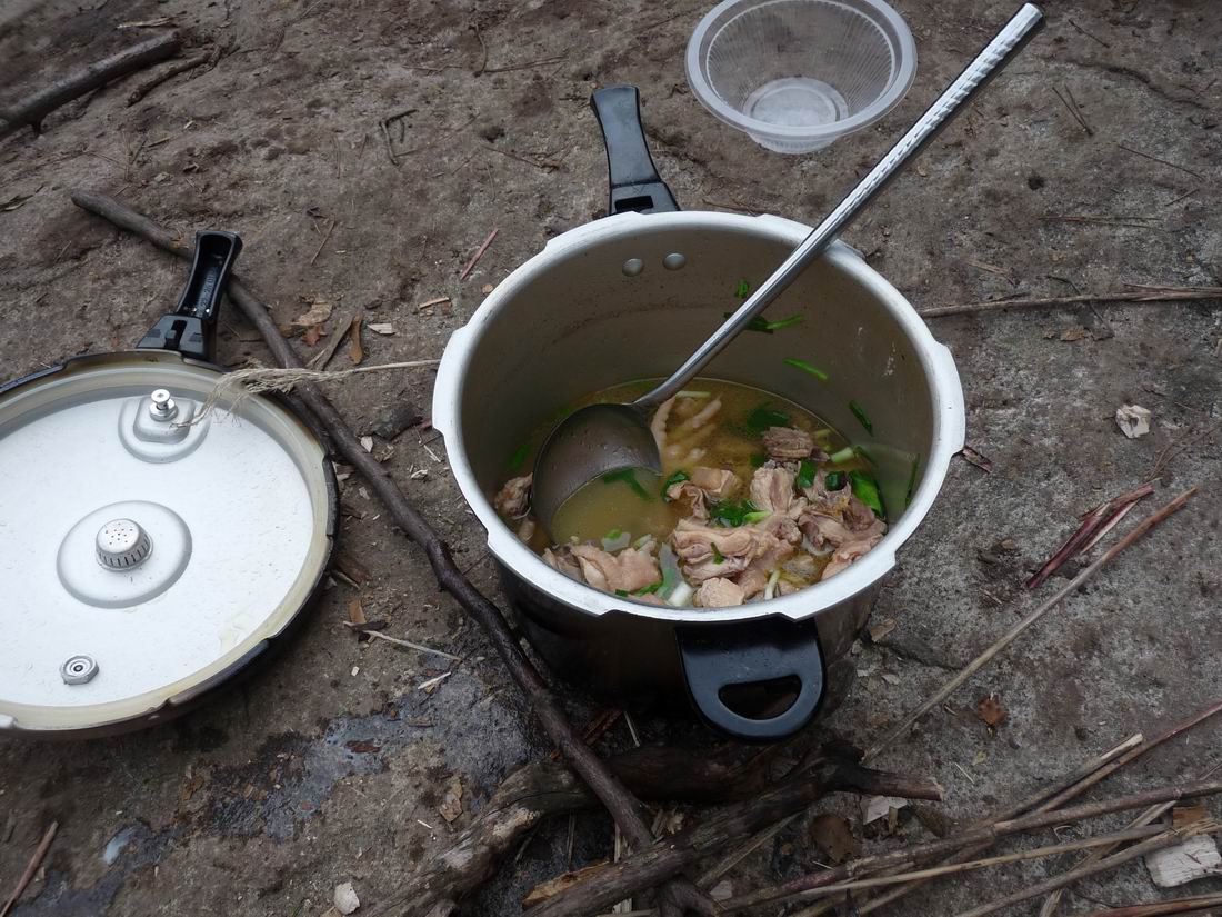 美食新吃法;野炊,爬山两不误!海拔1500米架锅吃山泉炖本鸡