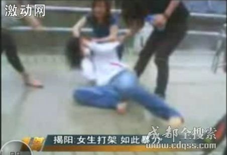 网络现三名女生围殴女同学视频手段残忍图