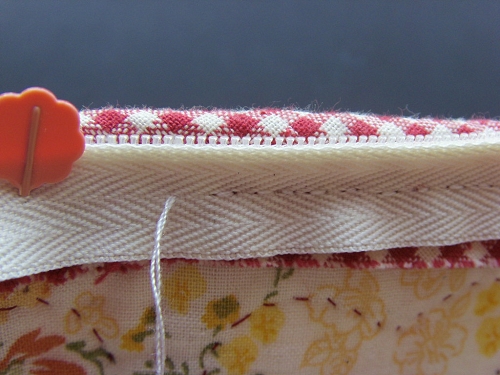 用全回针缝或半回针 本来里面也应该用藏针法包边的……我懒,觉得不包